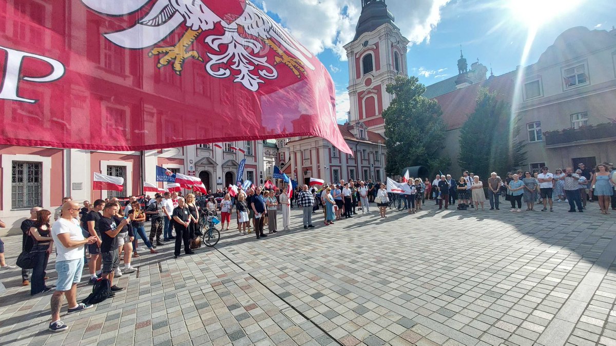 ZMReakcyjny's tweet photo. ZM-R na Marszu Pamięci Wołynia w Poznaniu. 

Fidelium animae per misericordiam Dei requiescant in pace. https://t.co/9IPeR9wZIA