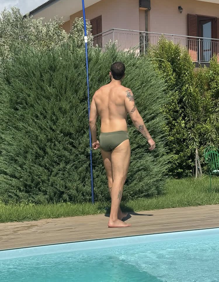 Mass_Harry77's tweet photo. Pool time, proper reset 😎💦 Cooling off, clearing my head, and feeling good. https://t.co/G5Yaa24b3J