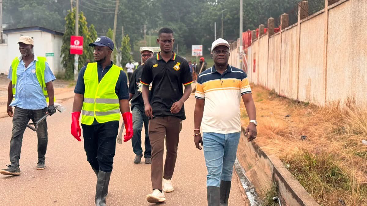 Keae141's tweet photo. On national duty with the Western Regional Minister.
Cleaning exercise in Sekondi, Takoradi, Effiakuma &amp;Vodafone-GHA area Desilting gutters to prevent flooding &amp; protect lives.
#NASPA #WesternRegion
@johndumelo @fanti_boy @ICE_BVSS @HeadlessYouTube @kwadwosheldon @iharunaiddrisu https://t.co/DScopoAHir