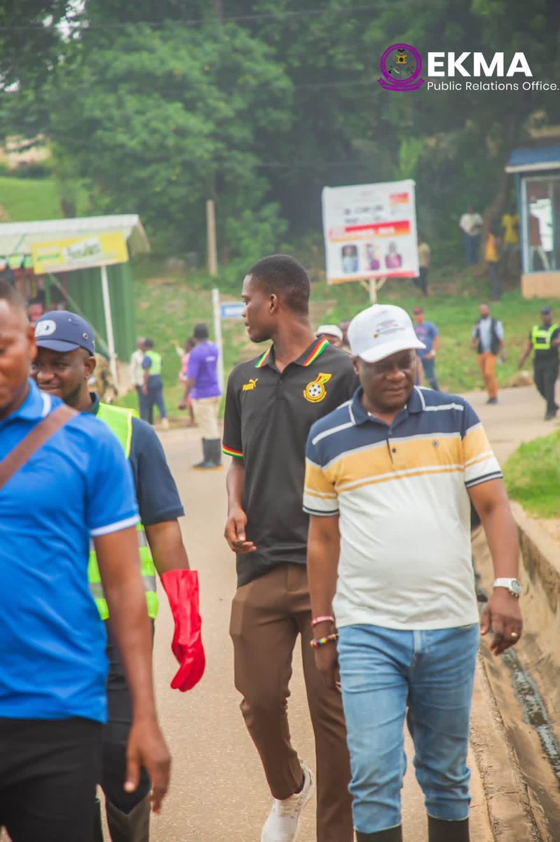 Keae141's tweet photo. On national duty with the Western Regional Minister.
Cleaning exercise in Sekondi, Takoradi, Effiakuma &amp;Vodafone-GHA area Desilting gutters to prevent flooding &amp; protect lives.
#NASPA #WesternRegion
@johndumelo @fanti_boy @ICE_BVSS @HeadlessYouTube @kwadwosheldon @iharunaiddrisu https://t.co/DScopoAHir