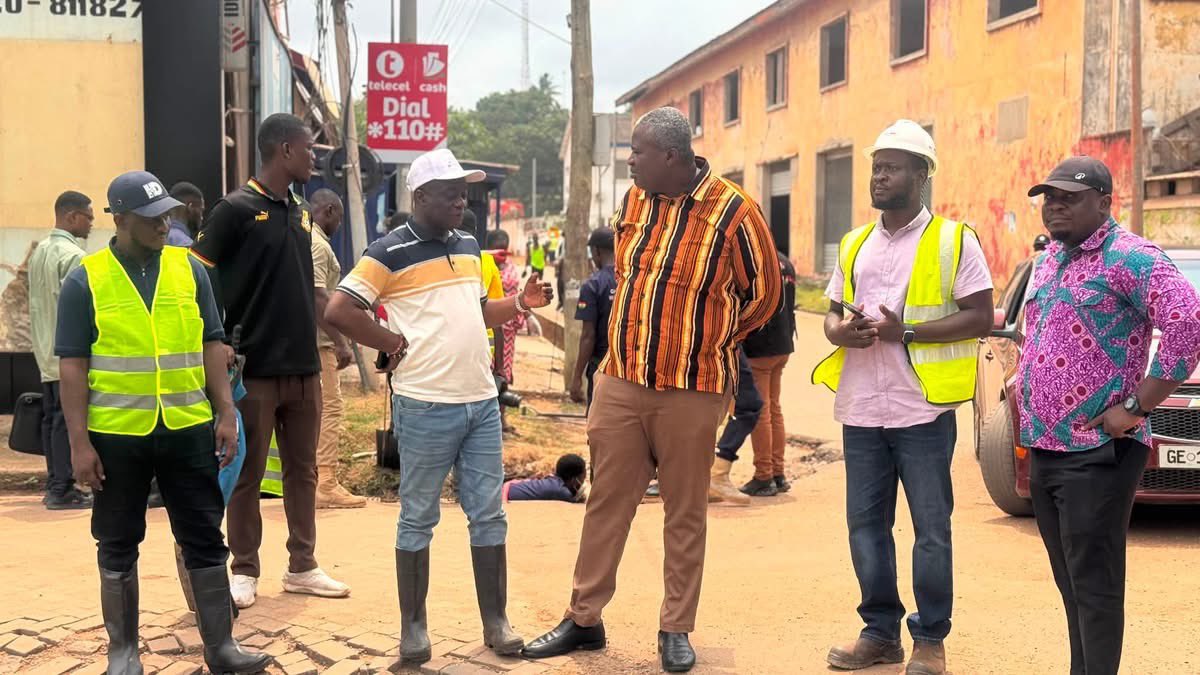 Keae141's tweet photo. On national duty with the Western Regional Minister.
Cleaning exercise in Sekondi, Takoradi, Effiakuma &amp;Vodafone-GHA area Desilting gutters to prevent flooding &amp; protect lives.
#NASPA #WesternRegion
@johndumelo @fanti_boy @ICE_BVSS @HeadlessYouTube @kwadwosheldon @iharunaiddrisu https://t.co/DScopoAHir