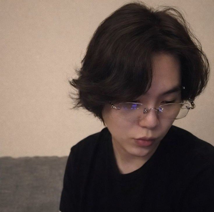 Koolonsito's tweet photo. •Un adorable gatito negro vuelve locos a Th y Yg tratando de demostrarle al otro que el gato los quiere más, lo que no saben es que esa bola de pelo no está compitiendo. Empiezan mal, terminan compartiendo custodia. 
#Taegi #Au https://t.co/GjMOMZ9pFK