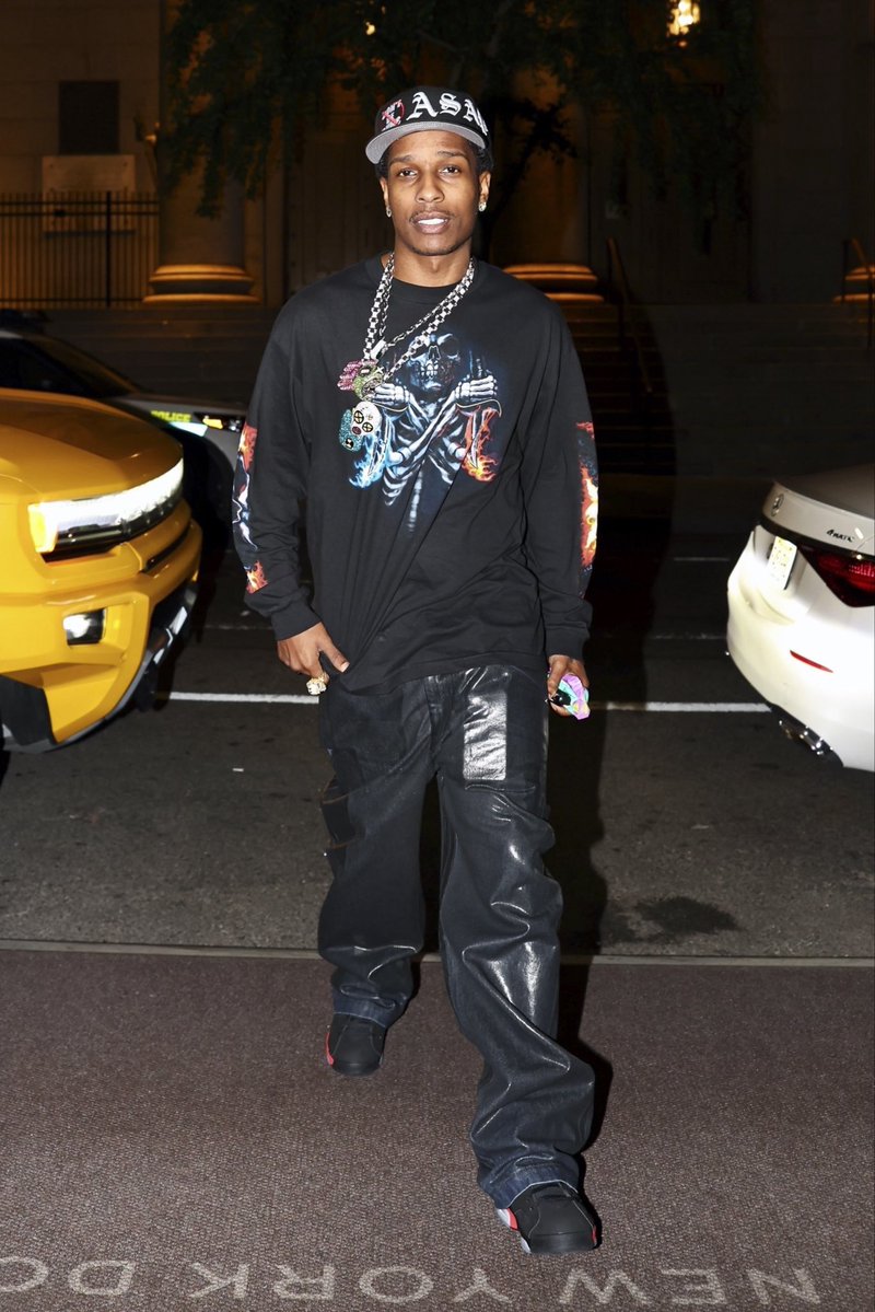awgecentral's tweet photo. A$AP Rocky spotted last night in New York City 

📸: @blayzenphotos https://t.co/y1E4Ws3wpz