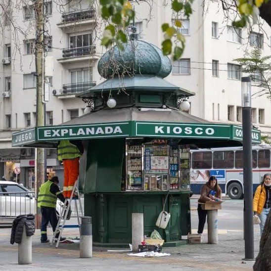 portalmvd's tweet photo. IM INICIÓ LA REPARACIÓN DE LOS QUIOSCOS PARISINOS DE 18 DE JULIO

La Intendencia comenzó a recuperar los quioscos parisinos y escaparates de 18 de Julio. Tras pintar las bases de gris, la próxima semana restaurará las cúpulas con su tradicional color verde.

La intervención busca mejorar la imagen de la principal avenida de Montevideo y preservar estructuras históricas que forman parte del paisaje urbano de la ciudad.

Cómo sigue
La primera etapa terminó este viernes con la pintura de los escaparates comerciales y la parte inferior de los quioscos. Durante la semana del 13 de julio se pintarán las cúpulas de verde.

Contexto
Los primeros quioscos de hierro se instalaron en 1912 y fueron construidos por la Casa Mang y Cía. Allí se vendían cigarrillos, lotería, fósforos, diarios y revistas.

En Montevideo quedan siete quioscos originales: uno en plaza Matriz, dos en plaza Independencia, dos en plaza Cagancha, uno en plaza de los Treinta y Tres y otro en 18 de Julio y Ejido.

Además
Las estructuras fueron declaradas Monumentos Históricos Nacionales en 1975.

(+) en Montevideo Portal: https://t.co/Vjdfj3yVBo