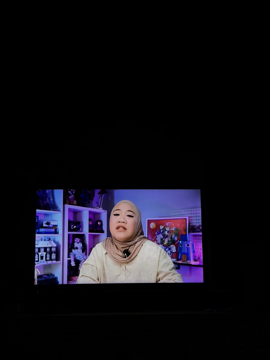 elly tweet media