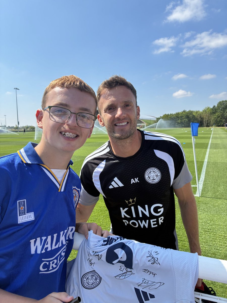 Aza8's tweet photo. Back for another year of heartache. It can’t get any worse than the last 2 seasons can it? Hope Alves gets some decent game time this year 🔥.🦊💙#RusselMartinsBarmyArmy https://t.co/NmNEq6eg3B