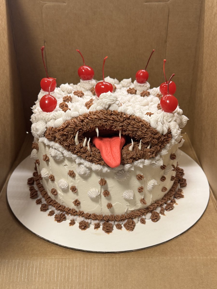 1800GetMauled's tweet photo. I made a mimic cake🎂
Inspired by a recipe from Peculiar Baking by Nikk Alcaraz https://t.co/qiTY8fpWfG