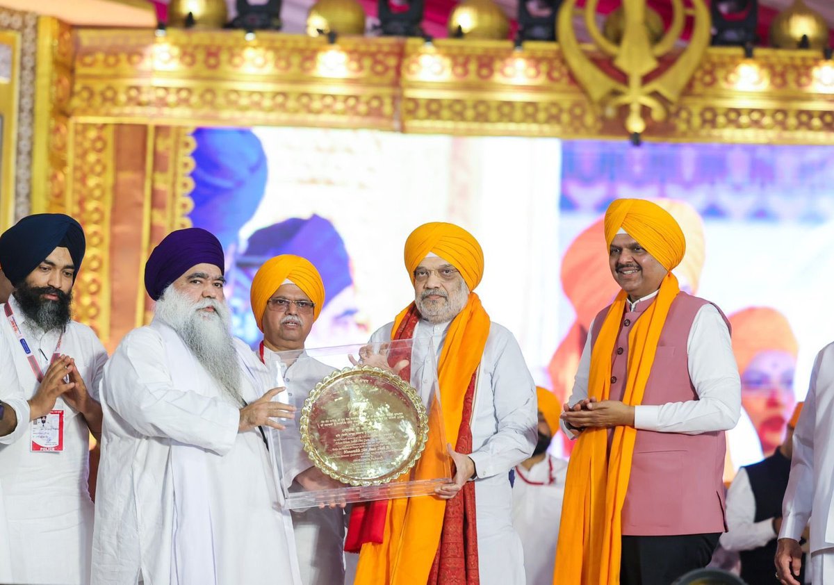 bachhal95's tweet photo. Union Home minister Amit Shah meet with harnam singh bhindrawale who is precdecure of jarnail singh bhindrawale. They celebrate the birthday and martyr day and our BJP minister joins them what going on with BJP #BJP #SATLUJ #HinduTemples #RamNaam #ModiInNZ https://t.co/kl64bwJ0QQ