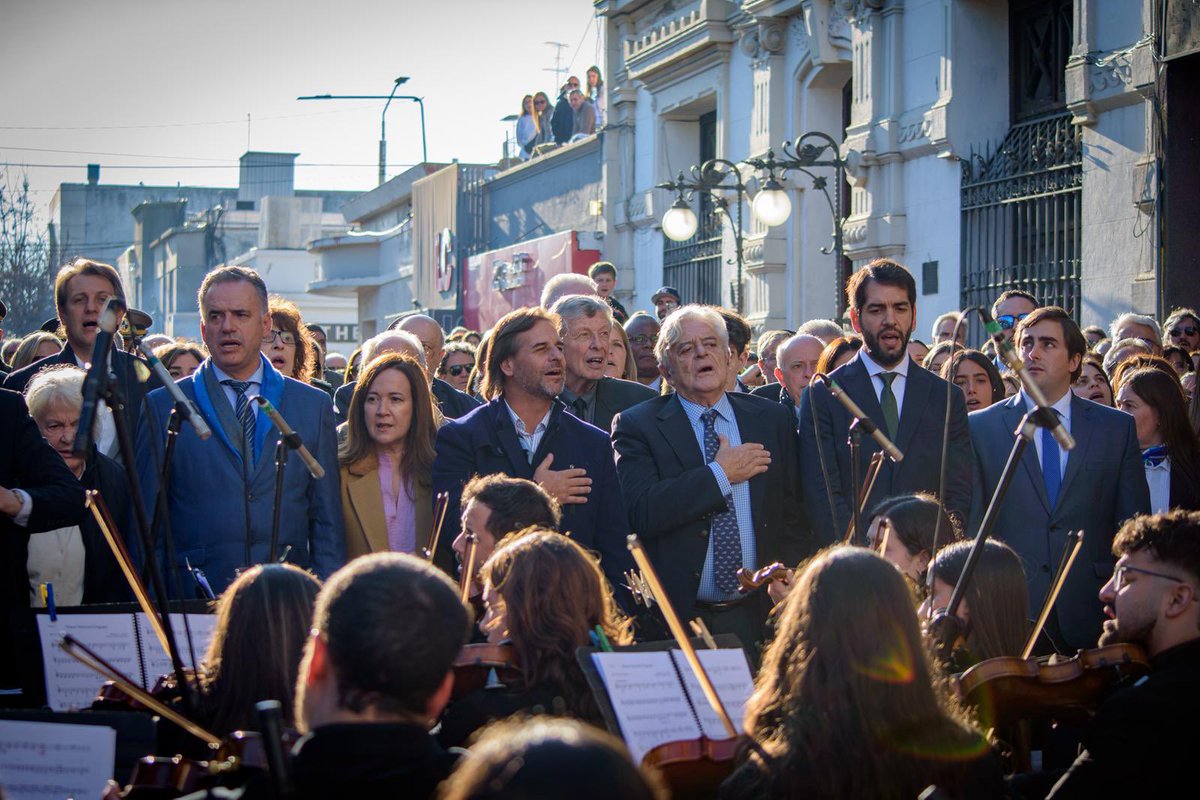 PajaroEnciso's tweet photo. A un año de asumir la gestión @FloridaIDF , bastante se ha hecho pero lo más importante mucho más por hacer. Gracias a los funcionarios y equipo de gobierno! https://t.co/3gob8ISQtX