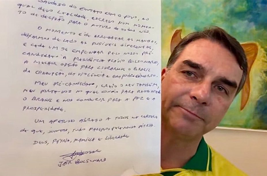 KarllaFabi's tweet photo. Se nem o Bolsonaro confia na Mi, pq devemos confiar? Confio no Jair e no Flávio 🙌💚🇧🇷 https://t.co/b2h78BAMjx