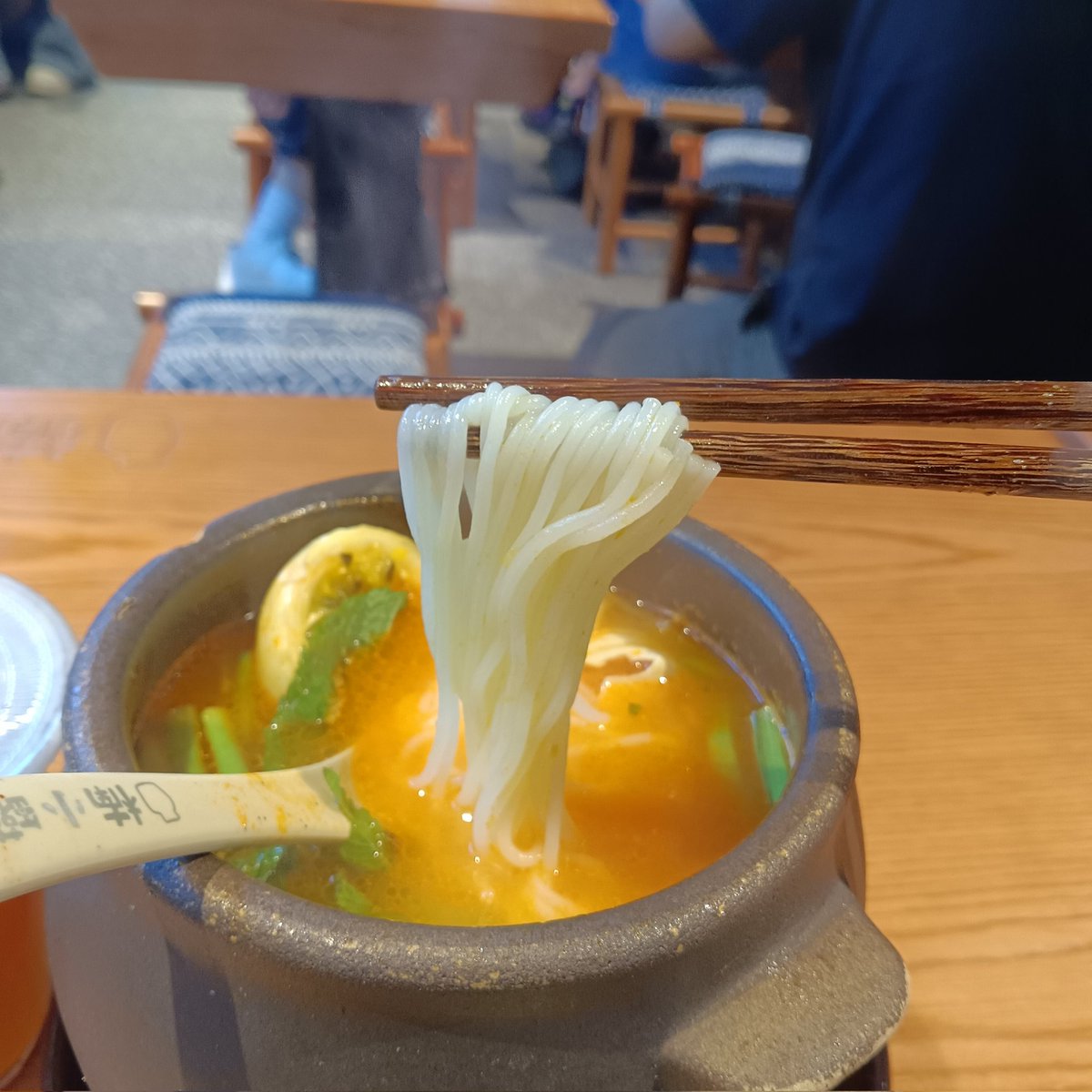 yxiany's tweet photo. 去了实体店尝味道而已，还可以酸酸辣辣的好开胃👍🏻份量挺足，一个人根本吃不完😂😂😂😂 https://t.co/ixM42AMlrF