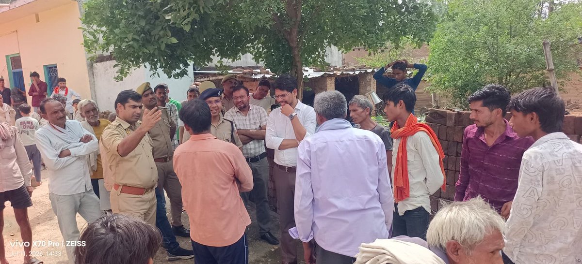 DMmahoba's tweet photo. IGRS पोर्टल पर प्राप्त राजस्व भूमि विवाद संबंधी प्रकरणों के विशेष अभियान के अंतर्गत आज तहसील कुलपहाड़ में 06 शिकायतों का मौके पर सफल निस्तारण कराया गया।

​🔹 ग्राम बग़वाहा: लगभग 35 वर्ष पुराने राजस्व अभिलेख त्रुटि संबंधी प्रकरण का SDM द्वारा, लेखपाल एवं भूमि प्रबंधन समिति (LMC) से तथ्यात्मक सत्यापन कराकर विधिसम्मत प्रक्रिया से अभिलेख संशोधित कराया गया एवं 35 वर्ष पुरानी समस्या का एक दिन में समाधान करते हुए मौके पर ही नागरिक को संशोधित खतौनी सौंपी गई।

​🔹 ग्राम अजनर व लोधीपुरा: स्थलीय निरीक्षण और आपसी समझौते के आधार पर विवादों का शांतिपूर्ण समाधान, दोनों पक्ष पूर्णतः संतुष्ट।

​🔹 ग्राम उमरई, अलीपुरा एवं टोलपांतर:- राजस्व टीम द्वारा भूमि विवाद संबंधी प्रकरणों का मौके पर पारदर्शिता के साथ निस्तारण किया गया।
​#DigitalGovernance #mahoba #PublicWelfare #RevenueResolution #UPAdministration #QuickRedressal 
@UPGovt @InfoDeptUP @BoardofRevenue @CMOfficeUP @jansunwai_up @Commbanda1997