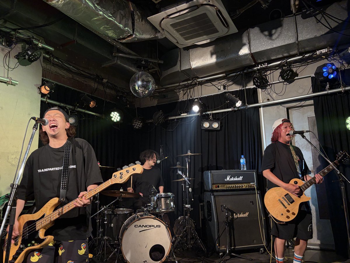 11maruokiku039y's tweet photo. wait for sunlight🎸🥁歌舞伎町ど真ん中でのライブ🎶ステージが扇ぎ状🪭珍しい会場でした🥰演奏は勿論最高🤩shine✨も聴けて気分上々⤴️🥳クルクル回ったり飛び跳ねたり💃楽しかった🙌
ヒロさんhappy birthday🎉🎂🥳
#waitforsunlight
#sunlightrecords https://t.co/KYcNeEh5kv