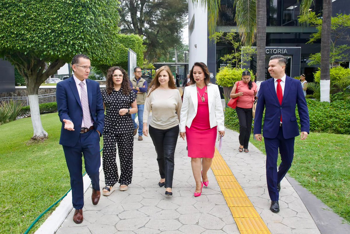 sems_udg's tweet photo. Amadrina la Rectora General de la UdeG, maestra @KarlaPlanter1, a 493 jóvenes de la @Prepa18_UdeG.
#SomosSEMS #PrepaUDG.
➡️➡️ https://t.co/Q6rSFYeTNk https://t.co/lQN8zFOn8B