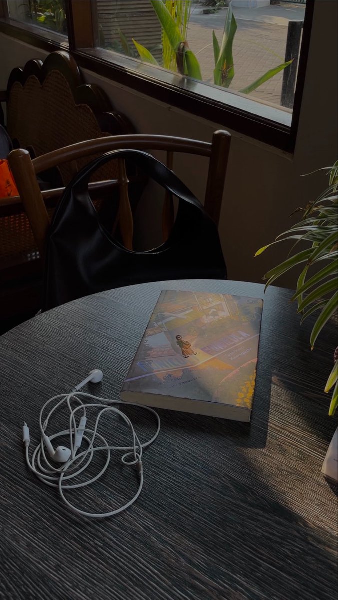 redmoonaugust's tweet photo. agenda me time weekend ini: visiting a small coffee shop terus pura pura baca buku sambil dengerin musik just because🤌🏻 https://t.co/tcqsFk6DI8