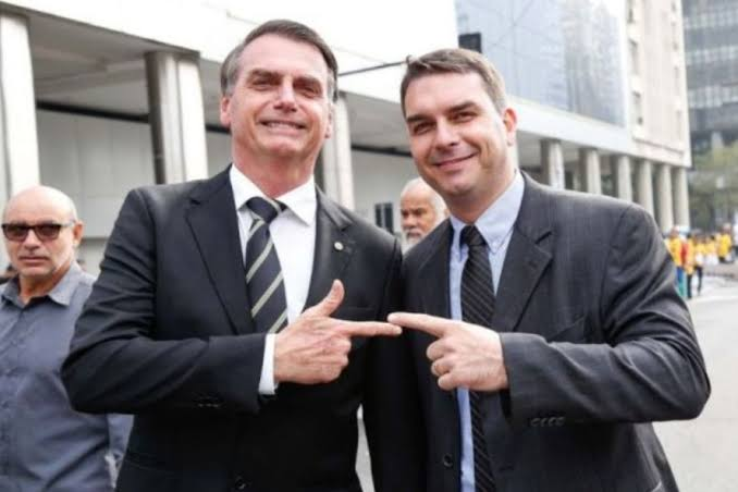 zfabrogmailcom's tweet photo. Viram a diferença? 💌
A carta do Presidente Bolsonaro tocou o coração do Brasil de um jeito que poucos conseguem. Enquanto outros escolhem o caminho do ataque, da vitimização e da divisão, ele elevou o nível. Não apontou o dedo para ninguém. Não se colocou como vítima. Apenas, com a serenidade de um verdadeiro líder, pediu união.  Isso não é apenas política. Isso é caráter. Isso é amor pelo país. Num momento em que o Brasil tanto precisa de paz e de reconstrução, ver um homem que já foi presidente da República falar com maturidade e grandeza emociona profundamente. É o tipo de liderança que inspira, que une gerações e que nos faz acreditar que ainda é possível sonhar com um Brasil melhor.  Líder não é quem grita mais alto. Líder é quem, mesmo ferido, escolhe estender a mão. E o Presidente Bolsonaro, mais uma vez, mostrou que tem esse tamanho.  
Obrigada Presidente @jairbolsonaro .
Flávio futuro Presidente do Brasil.