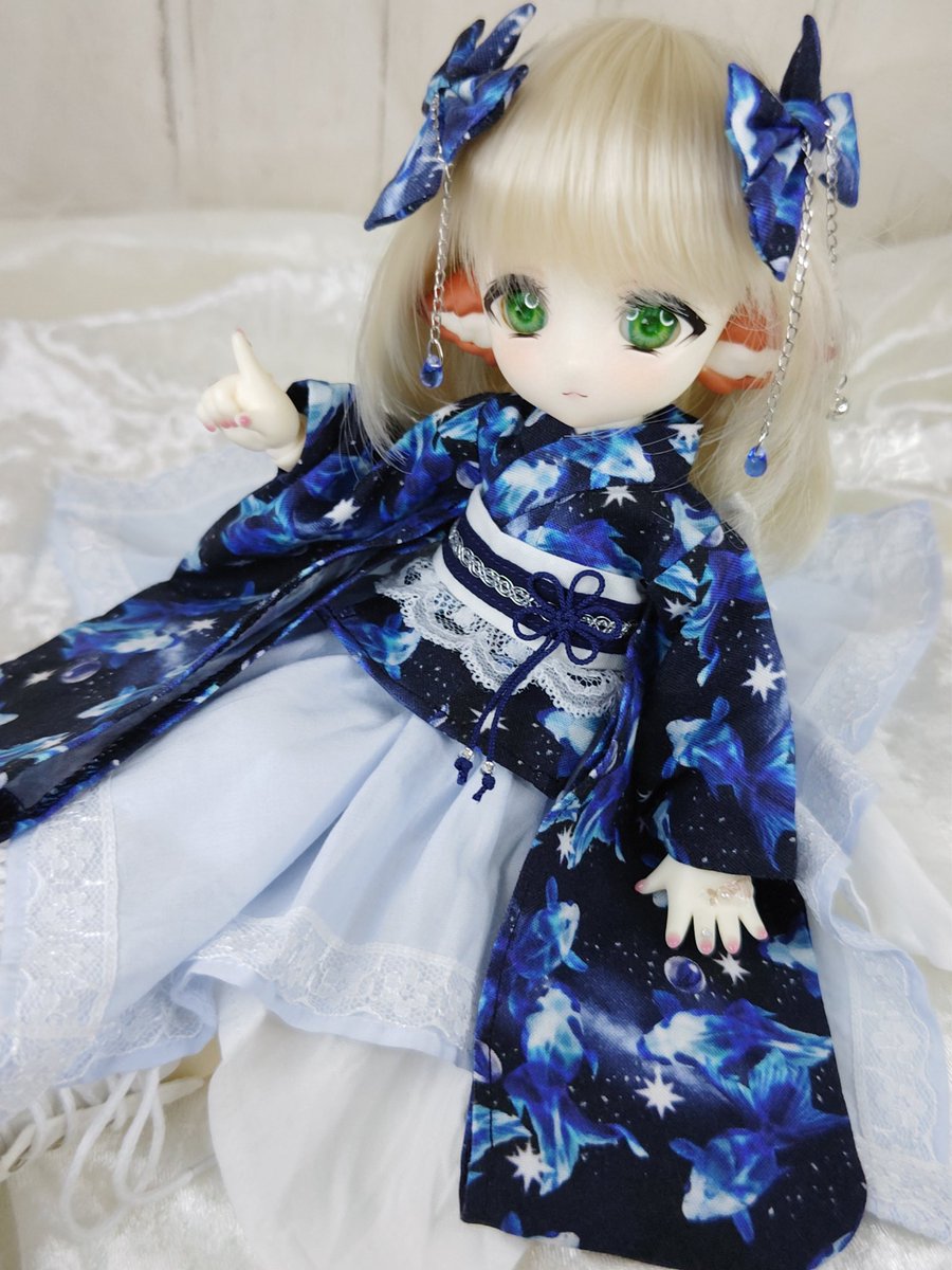 TSUKINU_IZAYA's tweet photo. 【  #アイドール東京 販売品⑯】

1/6サイズ
TinyFox、imomodoll、babykumako2.0
⚠️幼SDは新旧ボディ共に着用不可⚠️

着物風トップス
スカート(ウエストゴム)
帯(後ろスナップ)
リボン2個(パッチンピン)

夏なので…金魚を出したくてギリギリ間に合わせました🐟 https://t.co/UA5nWPoUo1