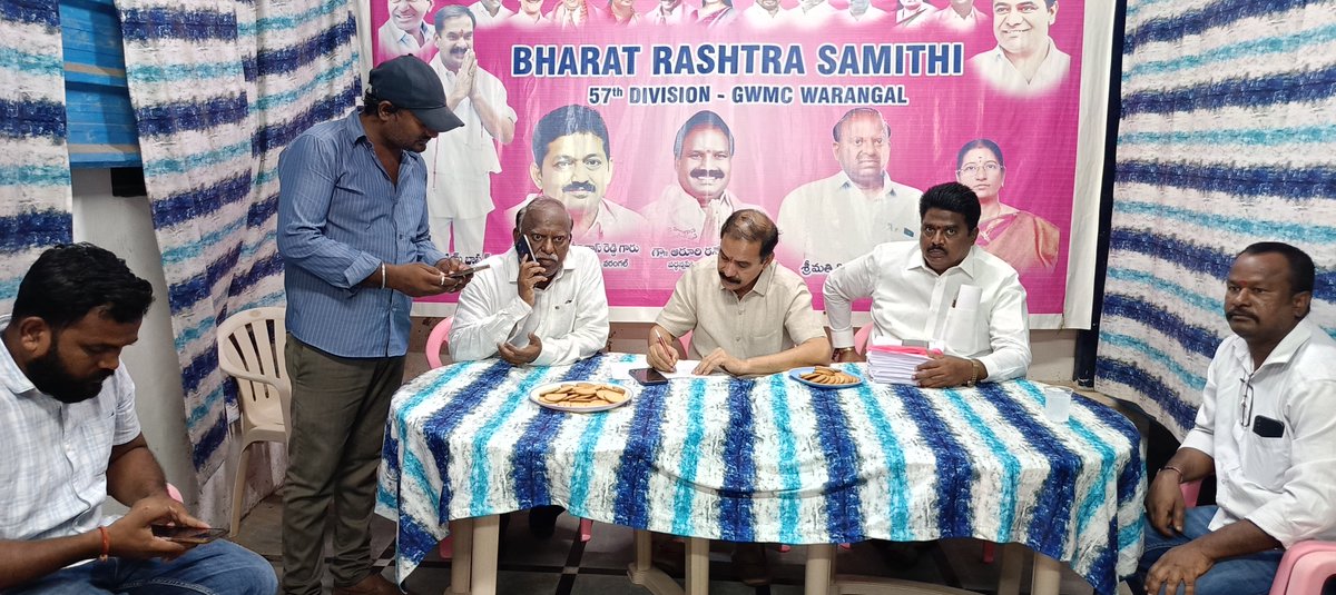 dasyamofficial's tweet photo. ఓట‌రుకు సాయంగా ఉండండి

ప్ర‌భుత్వ మాజీ చీఫ్ విప్‌, మాజీ శాస‌న‌స‌భ్యులు దాస్యం విన‌య్ భాస్క‌ర్ గారు

57వ డివిజ‌న్ ప‌రిధిలోని బీఆర్ఎస్ పార్టీ బీఎల్ఏల‌తో శ‌నివారం సాయంత్రం మాజీ కార్పొరేట‌ర్ న‌ల్ల స్వ‌రూపారాణి సుధాక‌ర్ రెడ్డి నివాసంలో స‌మావేశాన్ని నిర్వ‌హించారు. ఈ సంద‌ర్భంగా దాస్యం విన‌య్ భాస్క‌ర్ గారు మాట్లాడుతూ... 
స్పెష‌ల్ ఇంటెన్సీవ్ రివిజ‌న్ కార్య‌క్ర‌మంలో ఎన్యూమ‌రేష‌న్ ఫామ్స్ పూర్తి చేయ‌డంలో ఓట‌ర్ల‌కు అందుబాటులో ఉండాల‌ని బీఎల్ఏల‌కు సూచించారు. క్షేత్ర స్థాయిలో ఉంటూ ఓట‌ర్ల‌ను క‌లిసి వారి సాయం అందించాల‌ని అన్నారు. 2002 ఓట‌ర్ లిస్ట్ విష‌యంలో ఓట‌ర్ల‌కు ఉన్న సందేహాలు, స‌మాచారాన్ని ఆన్‌లైన్‌, ప్రింట్ ఓట‌ర్ లిస్ట్‌ల ద్వారా ఓట‌ర్ల‌కు అందించాల‌ని వివ‌రించారు. ఇప్ప‌టి వ‌ర‌కు 57వ డివిజ‌న్ ప‌రిధిలో ఉన్న బూత్ లెవ‌ల్ ఏజెంట్ల నుంచి స‌ర్‌పై పూర్తి స‌మాచారాన్ని అడిగి తెలుసుకున్నారు. 

కార్య‌క్ర‌మంలో డివిజ‌న్ ఇన్‌చార్జ్ దూలం వెంక‌న్న‌, బీఎల్ఏలు ర‌వి యాద‌వ్‌, సందీప్ యాద‌వ్‌, బాషా, క్రిష్ణ‌, అనిల్ కుమార్‌, ప్ర‌భాక‌ర్‌, వెంక‌న్న‌, ర‌ఘోత్తంరెడ్డి, లింగారెడ్డి, రాజేంద‌ర్ రెడ్డి, సంతోష్ కుమార్‌, స‌మ్మ‌య్య‌, విష్ణు, స‌తీష్‌, ర‌వి కుమార్‌, రాజ‌మౌలి, పాషా, మంజూర్‌, ప‌ద్మావ‌తి, ర‌మేష్‌, స్వామి, న‌రేష్ త‌దిత‌రులు పాల్గొన్నారు.