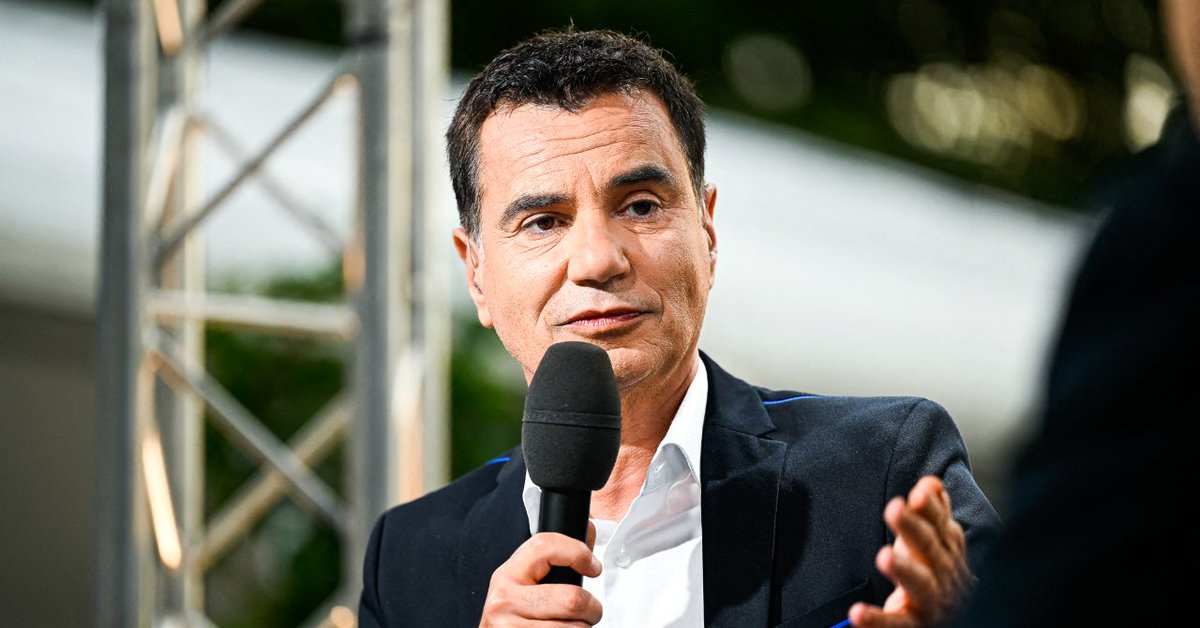 Raypeaa's tweet photo. Encore une fois on se retrouve pour le Vélo Club de cette 8ème étape qui a vu Tim Merlier s'imposer au sprint, quelle vitesse pour s'imposer Jaja c'est impressionnant... On le recevra tout à l'heure ce sympathique Tim ! *rire poli* Nous aurons également le champion de France Romain Grégoire... on lui demandera comment ça va après les TERRIBLES images de ses larmes sur l'étape du Tourmalet ! *ton grave* Enfin nous aurons la chronique d'Arnaud Mateoli avec Julian Alaphilippe *rire complice vers Marion* et... Franck tu l’as vu ?... *Franck bafouille* ...Montcul *rire beauf* En effet Olivia Leray a été dans ce petit village pour la contre étape, ça sera en fin d'émission ! *signe au public*