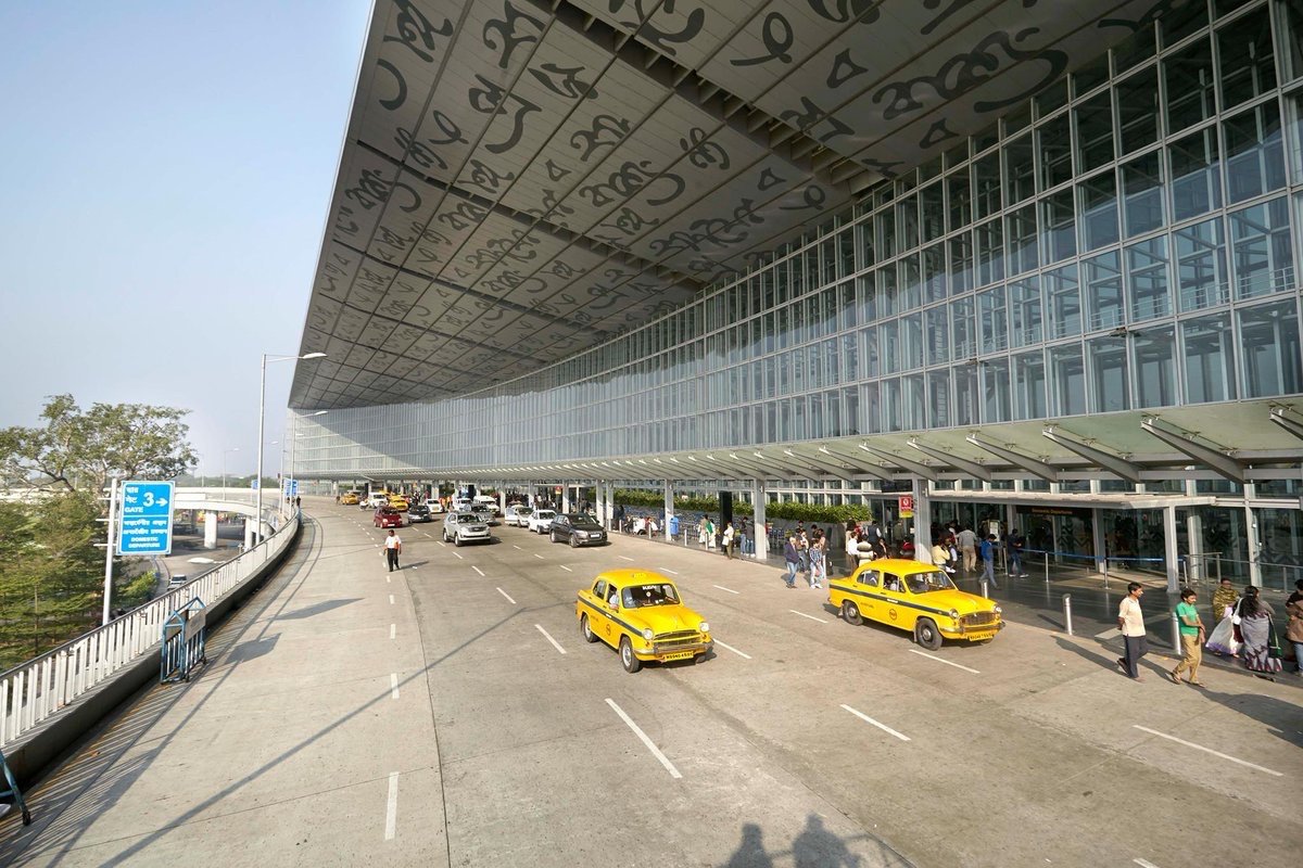 NewsAlgebraIND's tweet photo. BIG BREAKING NEWS 🚨 Relocation of Bankra Mosque from Kolkata airport runway begins for runway expansion.

Entry passes for the mosque via the airport have been closed as of today. Prayers inside the mosque have been stopped from today. 

Dum Dum Uttar MLA Sourav Sikdar was present in the area this morning and spoke to the locals about the issue. 

Later, the MLA said that most of the people who came to offer prayers have agreed to this step.