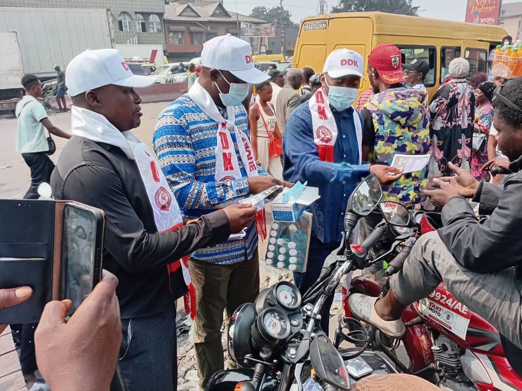 AgapaoDaniel's tweet photo. COMMUNIQUÉ DE REMERCIEMENT ET COMPTE RENDU D'ACTIVITÉ

Comme annoncé dans notre communiqué de sensibilisation, la Dynamique @didier_kamerhe_Fils a effectivement organisé son activité de sensibilisation sur la maladie à virus Ebola au district de Tshangu.

Cette activité s'est déroulée avec succès et a connu un accueil favorable de la population, qui a salué cette initiative citoyenne de prévention et de protection de la santé publique. Les habitants ont exprimé leur gratitude envers l'Autorité morale @DidierKamerhe_Fils pour cette action, rappelant qu'en matière de santé, prévenir, c'est sauver des vies.

Au cours de cette campagne, les participants ont été sensibilisés sur les modes de transmission de la maladie, les mesures de prévention ainsi que les comportements responsables à adopter afin de protéger leurs familles et leur communauté.

À cette occasion, le Coordonnateur de la Dynamique Didier Kamerhe Fils, Architecte Daniel AGAPAO LOKETO, adresse ses sincères remerciements à tous les membres du Bureau qui ont répondu présents et se sont pleinement investis dans la réussite de cette activité. Leur engagement témoigne de leur sens des responsabilités et de leur attachement au bien-être de la population.

La Dynamique #Didier_Kamerhe_Fils réaffirme son engagement à poursuivre les actions de sensibilisation et d'accompagnement de la population sur les questions d'intérêt général.

Ensemble, restons vigilants. La prévention sauve des vies.