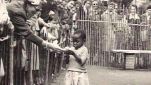 OmerFreixa's tweet photo. Mucha acusación de racismo contra Argentina por el Mundial. Todas las sociedades del planeta son racistas en mayor o menor medida. Pero que belgas, alemanes, franceses (por ejemplo) señalen con el dedito es muy cómico.

Algunos "refrescos" gráficos del colonialismo en África 👇🏿 https://t.co/lOq1Ggx3xf