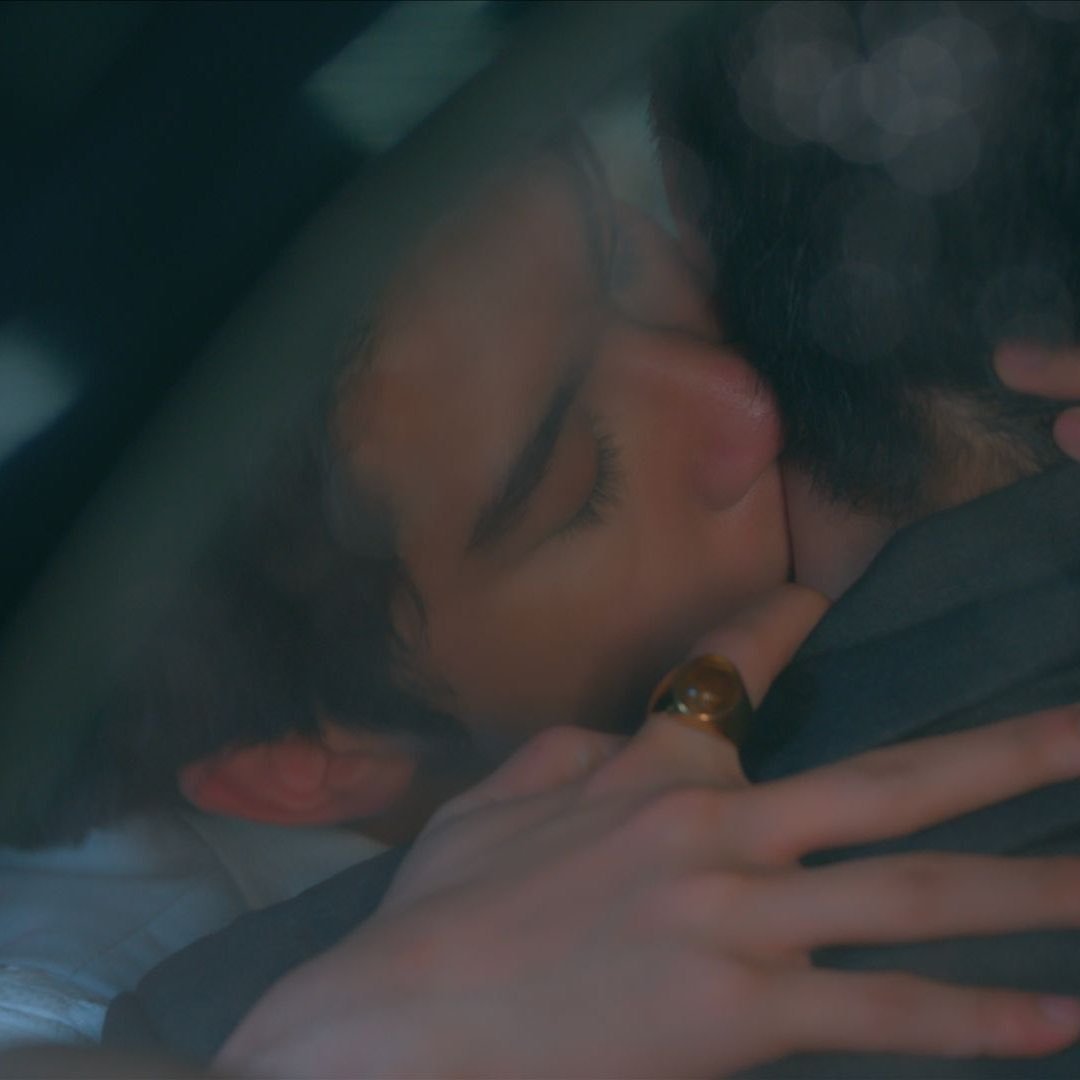 taraotic's tweet photo. they love kissing each other's necks. itz a way to get close, show affection, and mark their partner is territory

THE EDGE OF HORIZON EP4

#อรุณรุ่งEP4 https://t.co/QDCIpUVoN2
