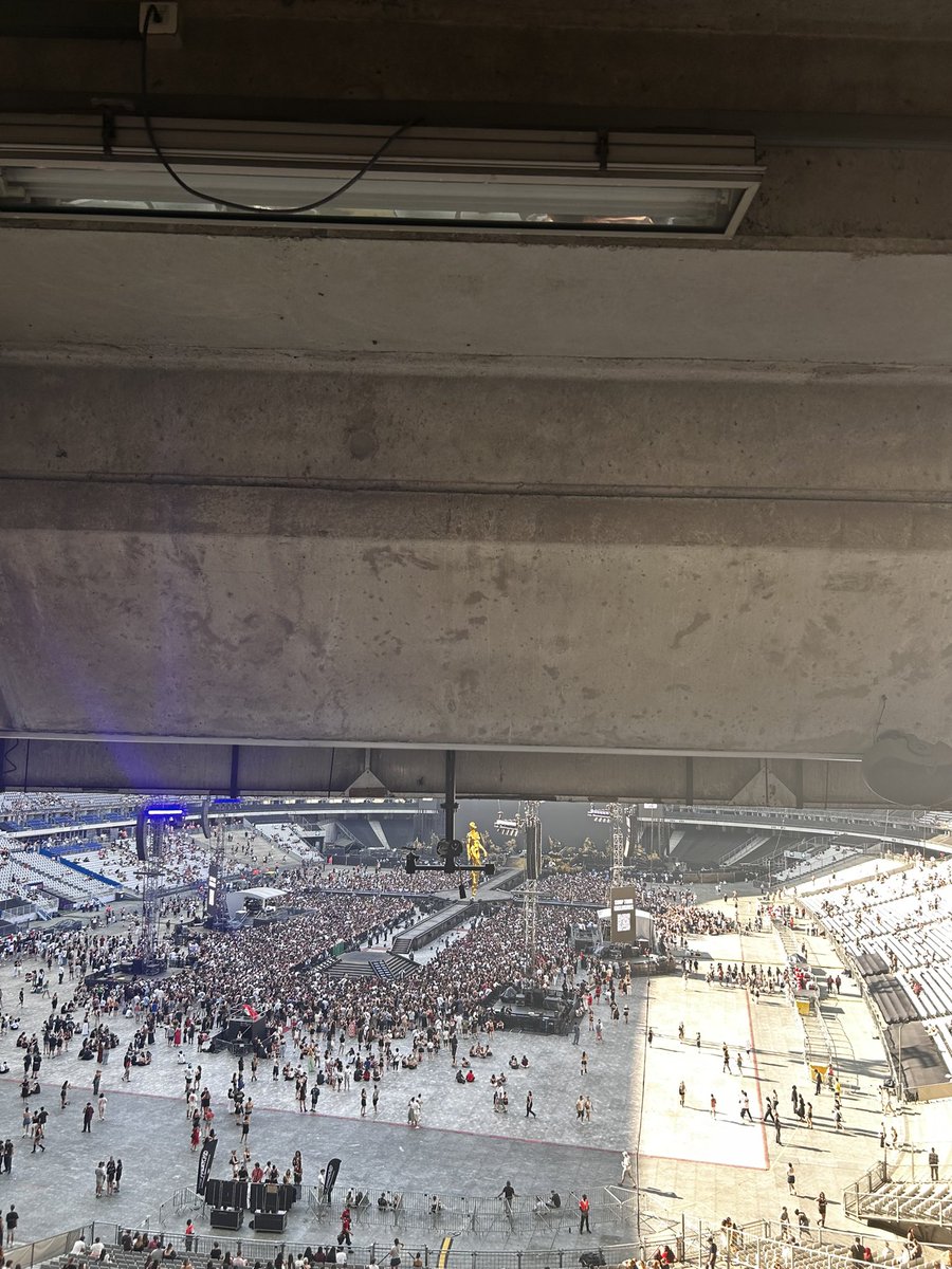 emydnal's tweet photo. Donc là c’est la vue d’une cat2 payée 118€ @StadeFrance C’est clairement une visibilité réduite non précisé ?? On voit même pas l’écran… et on verra encore moins les feux d’artifices https://t.co/hkT1zUkITk
