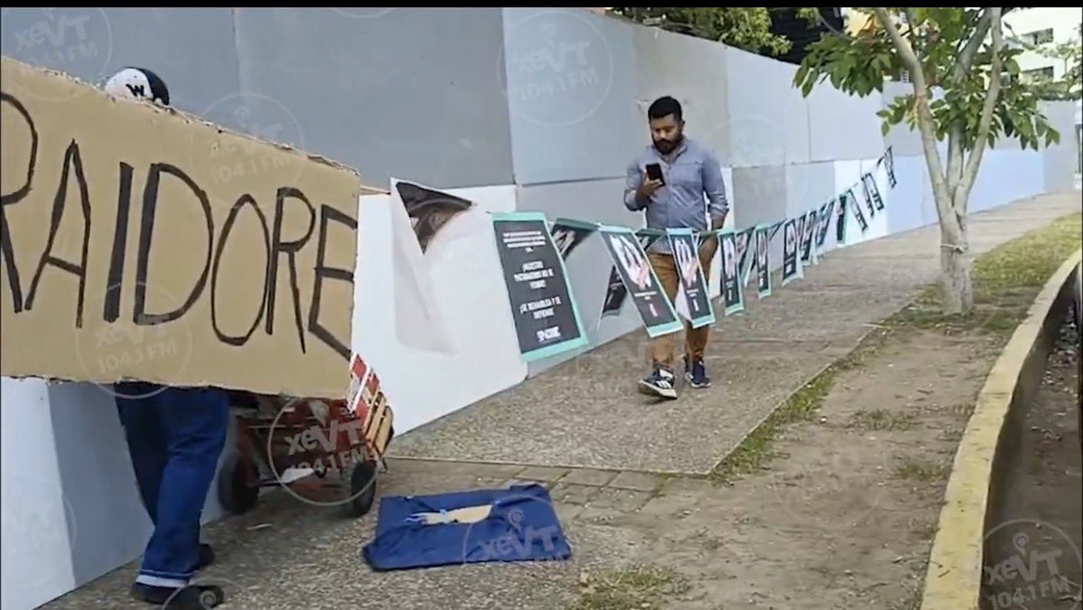 PepeAncona1's tweet photo. LA ANTOJERIA, UN PARAÍSO FISCAL CHOCO.- Amén del tema que atañe exclusivamente a quien arrendaba a los emprendedores y quien es responsable de indemnizarlos,el tema  se busca politizar.
Ya hay un tendedero de fotos políticas a fuera de la ANTOJERIA y las entrevistas en medios señalan CASTIGO A MORENA (?).
Pues bien, según informes, quien está financiando esto son los factureros  de Adán Augusto : 
Annette Pintado y Alejandro Márquez y  Hugo Vignola que usan la marca de fritanga 
 WOONKIE 
para lavar millones al mes.
@SATMX @OHarfuch @TabascoJavier @UIDIFGETabasco @FGETabasco