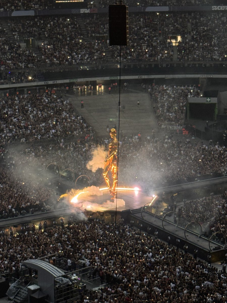 cris59279's tweet photo. #TheWeeknd #AfterHoursTilDawn #XO #StadeDeFrance #Paris https://t.co/TXn89UrkxU