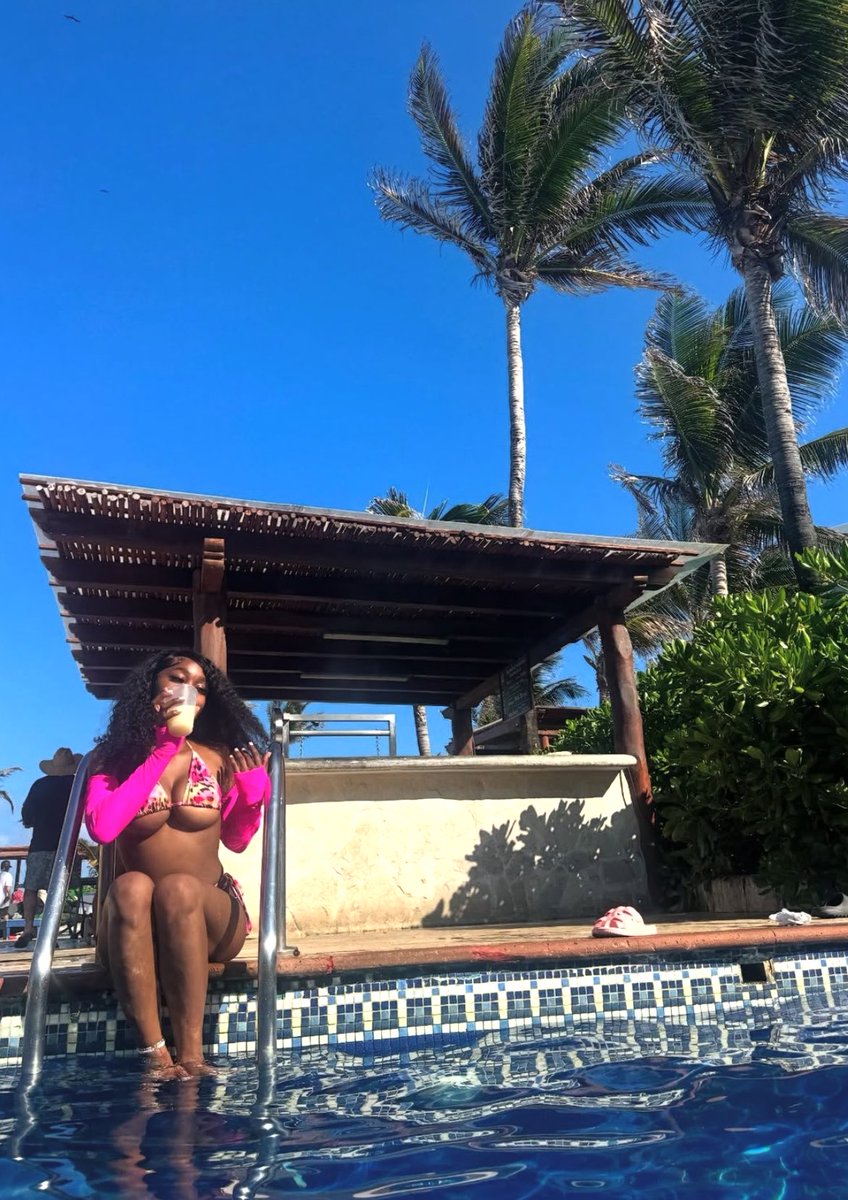vaeozxs's tweet photo. A little tease never hurt anybody... 🤭💖
Come treat yourself.
DM for menu 💌✨ 

#supportcreators #DMForMenu #Customcontent #Feetcontent #exclusivecontent https://t.co/3QEohWSI9Z