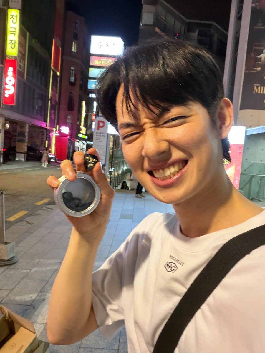 bingo000909's tweet photo. 솔직히 너무너무 귀엽다고 호들갑 떨고 싶은데 누군가의 담임선생님이었던 사람을 내가 귀여워해도 되나? 싶은 생각이 자꾸 들긴 해요 근데 어떡해 귀여운데 https://t.co/cFOujTIHLv