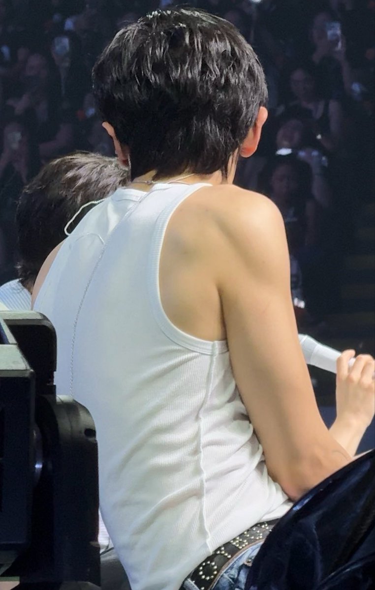 loeyjens's tweet photo. ang kinis mo chanyeol pero gusto ko lang malaman if baligtad ba yung sando mo?? WAHAHAHA https://t.co/YHbEsTHadB