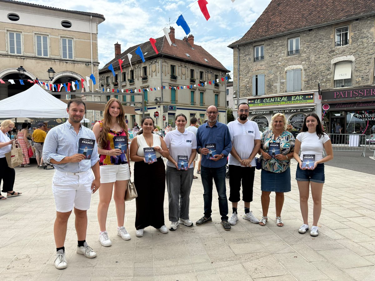 rnj_isere's tweet photo. 🇫🇷 En Isère, la campagne est lancée !

Ce matin, les militants du @RNJ_off de l’Isère étaient mobilisés à La Tour-du-Pin pour le premier tractage de la campagne présidentielle.

Pour la France, la renaissance avec @MLP_officiel ! 🇫🇷 https://t.co/iotZiAdHOm