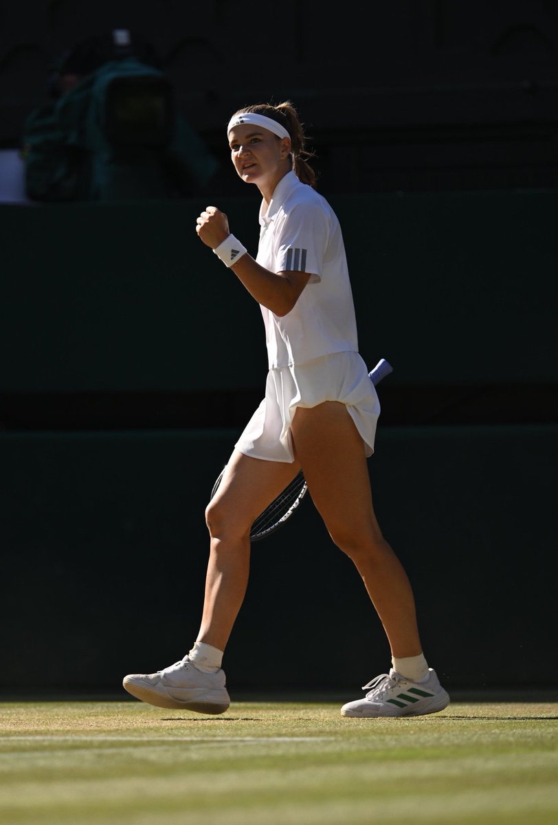 TheTennisLetter's tweet photo. Karolina Muchova wins the 2nd set 7-5 against Linda Noskova at Wimbledon.

5 CHAMPIONSHIP POINTS SAVED. 

From 2-5 down. 

Simply unreal what we’re seeing. 

🇨🇿❤️ https://t.co/2shqu6jehe