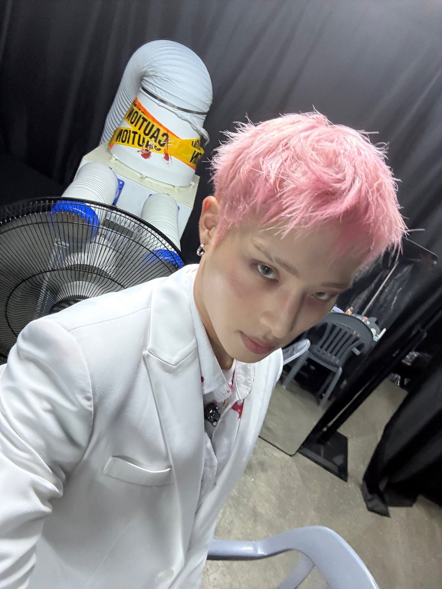 fawnseob's tweet photo. when i thought he was gonna get rid of the pink but he comes back with his roots done and the most bubblegum pink to ever bubblegum pink😭😭🩷🩷 https://t.co/tosIJTiPXD