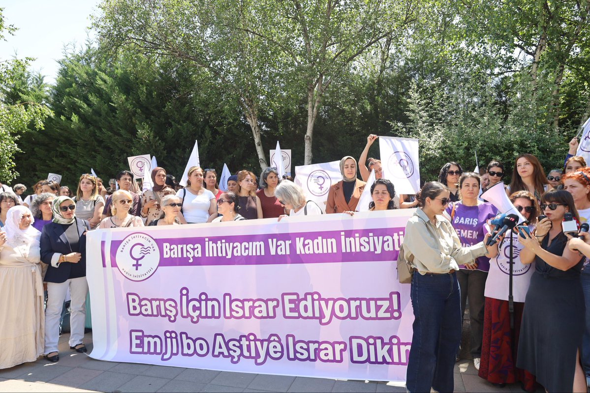 KADINDEMANKARA's tweet photo. Kadınların barış iradesini, eşitlik ve özgürlük talebini bir kez daha haykırmak için toplandık.  
Kadınların sözünü yok sayan hiçbir süreç kalıcı olamaz. Kadınlar barışın öznesidir, mücadelenin öncüsüdür. Barışı da demokrasiyi de eşitliği de örgütlü kadın mücadelesi kazanacaktır https://t.co/lsGTtJ3shv