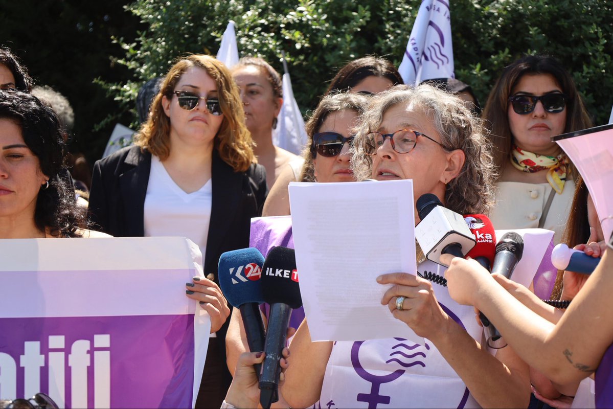 KADINDEMANKARA's tweet photo. Kadınların barış iradesini, eşitlik ve özgürlük talebini bir kez daha haykırmak için toplandık.  
Kadınların sözünü yok sayan hiçbir süreç kalıcı olamaz. Kadınlar barışın öznesidir, mücadelenin öncüsüdür. Barışı da demokrasiyi de eşitliği de örgütlü kadın mücadelesi kazanacaktır https://t.co/lsGTtJ3shv