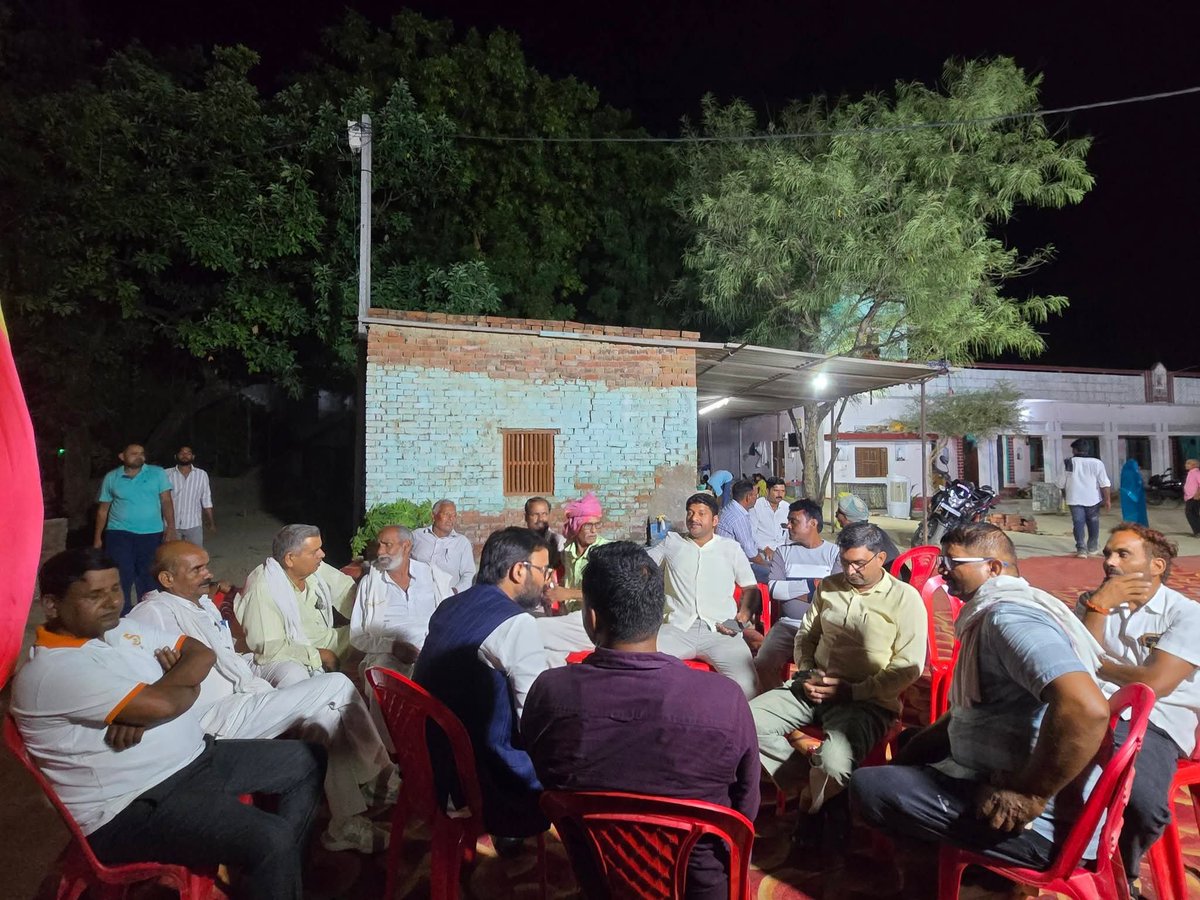 Siddhartha7oct's tweet photo. जलालपुर विधानसभा क्षेत्र में अनवरत आदरणीय श्री @yadavakhilesh जी का संदेश लेकर जनता जनार्दन के बीच 
प्रभु श्रीराम जी के मंदिर में हुई लूट से जनता स्तब्ध है। जनता कह रही है कि जो भगवान राम के नहीं हुए वो लोग देश के क्या होंगे?भाजपा का चाल, चरित्र और चेहरा सबके सामने आ चुका है। https://t.co/n4QlMnGSS6