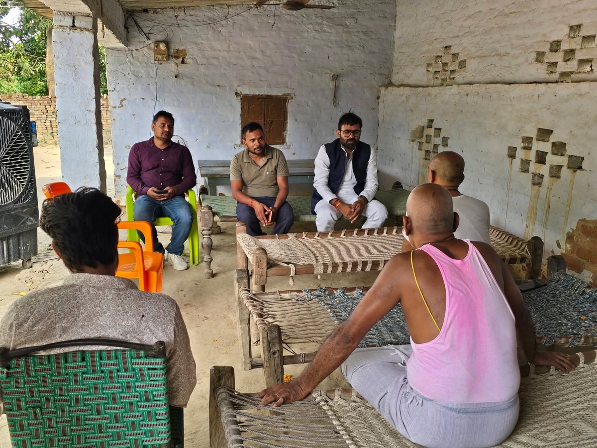 Siddhartha7oct's tweet photo. जलालपुर विधानसभा क्षेत्र में अनवरत आदरणीय श्री @yadavakhilesh जी का संदेश लेकर जनता जनार्दन के बीच 
प्रभु श्रीराम जी के मंदिर में हुई लूट से जनता स्तब्ध है। जनता कह रही है कि जो भगवान राम के नहीं हुए वो लोग देश के क्या होंगे?भाजपा का चाल, चरित्र और चेहरा सबके सामने आ चुका है। https://t.co/n4QlMnGSS6