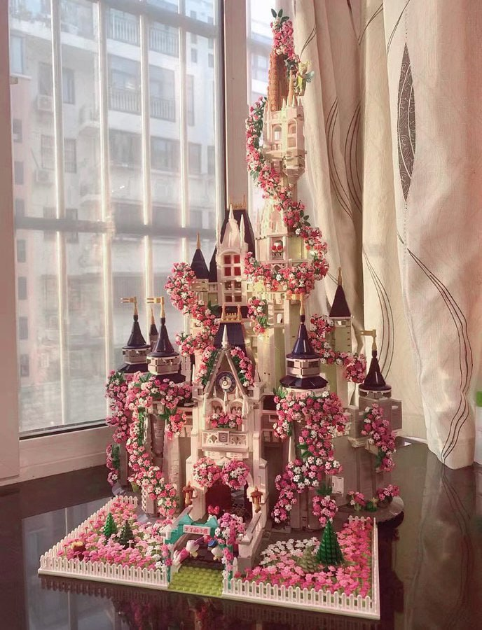 prettiestavenue's tweet photo. giant disney lego castle 🏰 https://t.co/mqvU9wEWud