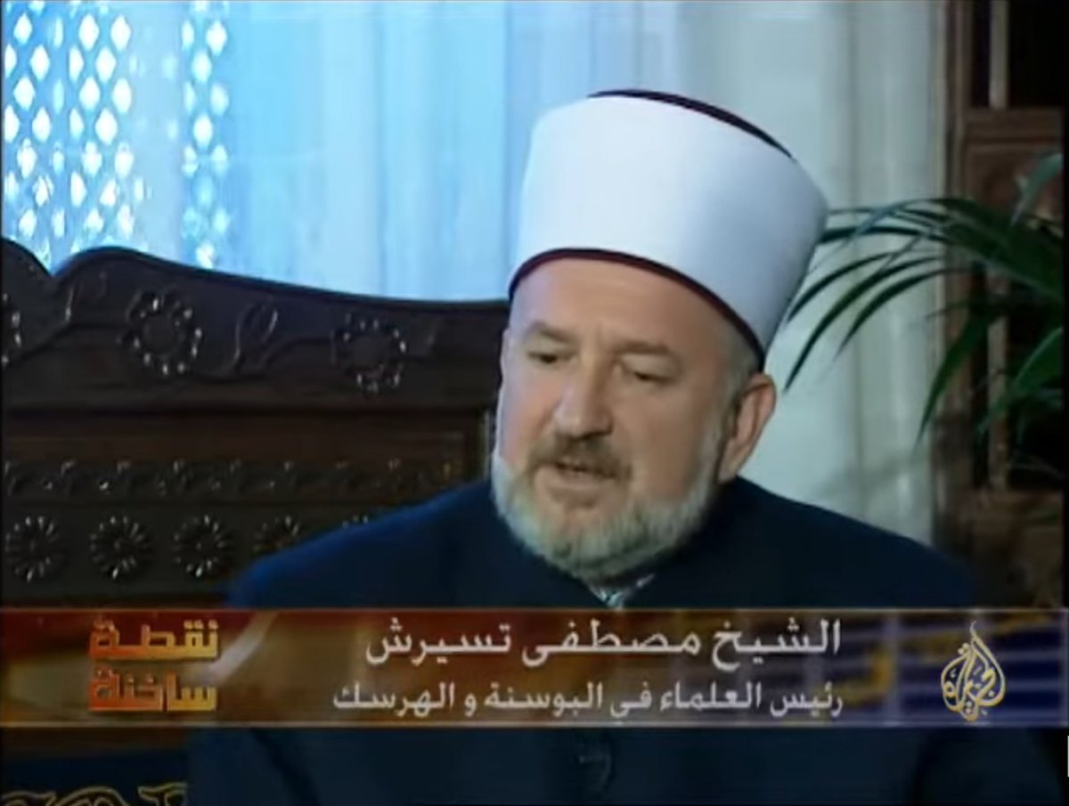 Assaadtaha's tweet photo. أكثر من ٣ آلاف أسرة في البوسنة والهرسك ما زالت تعيش هذا الألم جرَّاء مذبحة سربرنيتسا، تخيَّل ربع قرن يمر، والأم أو الزوجة لا تعرف أين جثة حبيبها الذي قتله الصرب في أفظع مذبحة تشهدها أوروبا خلال الحرب، ربع قرن يمر، ولا يحدث شيء سوى أنّ الجرح يكبر.
.
.
لم يرتكب الصرب الجريمة مرة واحدة؛ بل مرتين، فبعد أن دفنوا ضحاياهم، وبعد أن انتهت الحرب، وأدركوا أنّ المجتمع الدولي سيبدأ التحقيق، راحوا ينبشون هذه المقابر، فيأخذون من هذه ويضعون في تلك، خطة شيطانية لخلط رفات الضحايا بين مقابر مختلفة حتى إن كانت على مسافات متباعدة، بذلك تختلط العظام بعضها ببعض، فيصعب على ذوي الضحايا التعرف عليها، تقول صحيفة محلية “إن جثة أحدهم وبفضل فحوصات “دي إن إيه” (DNA) وُجدت متفرقة في ١١ مقبرة، إنهم يُمعنون في تعذيب أهالي الضحايا، إنهم يقتلونهم مرة أخرى”.
.
.
هل تسألني عن أصعب موقف مررت به؟تتوقع أن أحدثك عن واقعة ما في معركة ما، لكن الأمر ليس كذلك، كان الأصعب يومَ عزمت على إعداد فيلم وثائقي عن بعض عائلات ضحايا سربرنيتسا، وقد تجمعن في ضاحية من ضواحي سراييفو.

كان عليَّ أن أقضي وفريقي عدة أيام بينهن -كنّ نساء فقط- الحي كله لا تسكنه مؤقتًا إلا نساء من ضحايا المذبحة، فقدن أبناءهن أو أزواجهن.

التفاصيل اليومية مريعة، كل واحدة تدخل بيتها وتخرج لترينا أثرًا من آثار حبيبها، أو تفتح صندوقًا صغيرًا كأنه كنزها لتخرج منه قميصًا لزوجها، أو حذاء لابنها، أو حتى دفترًا صغيرًا، أو قصاصة من رسالة قديمة، أي شيء، أي شيء يحمل رائحة المغدور.

في الطرقات عجائز يجلسن طوال النهار لا يتكلمن، يُحدقن في اللاشيء.

هل تواسيهن؟

وماذا يمكن أن تقول لهن وأنت الصحفي الأجنبي، الذي سيرحل ويعود إلى أحبابه؟

هل تصمت؟

أي حال منهما يعبر عن الاحترام؛ المواساة أم الصمت؟

تسألهن أن يحكين حكايتهن، تشعر بأنك تشارك في الجريمة مرة أخرى، توقظ كل الذكريات، كل الأحداث، كل التفاصيل الصغيرة، تُكثر من الأسئلة، تسعى لمزيد من التفاصيل، نهر الدموع يغرقهن، وأنا من حين لآخر أشيح بوجهي هنا أو هناك، يجب ألا يلمحن أي دمعة في عيني، ربما يستغربن: وما شأنك أنت؟

أتذكر ما قاله غسان كنفاني في رائعته “عائد إلى حيفا”؟ كل دموع الأرض لا تستطيع أن تحمل زورقًا صغيرًا يتسع لأبوين يبحثان عن طفلهما المفقود.

أعترف بعجزي، بحكم عملي عاصرت مثل هذا الموقف كثيرًا، ورغم أن الكلمة هي حرفتي فإنني لم أفلح يومًا في وصف مشاعر هذه الأم، أو هذه الزوجة، أو هذه الابنة، وهي تمسك بصورة حبيبها وتستعيد الذكريات