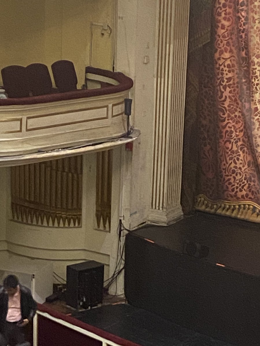 Chrispaz's tweet photo. El día jueves volví al teatro Sucre luego de varios años. Qué pena. Las cafeterías que antes existían alrededor de la plaza del teatro desaparecieron. La plaza sucia llena de indigentes, prostitutas, borrachos, drogadictos. Muy mala experiencia. Y el teatro? Total descuido, sucio, sin pintar, focos quemados, etc. Y no escucho a nadie decir “qué te han hecho Quito?” Y entiendo que el inútil de Pabel quiere reelegirse, sería un suicidio para la ciudad.