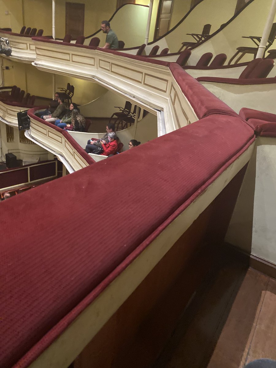 Chrispaz's tweet photo. El día jueves volví al teatro Sucre luego de varios años. Qué pena. Las cafeterías que antes existían alrededor de la plaza del teatro desaparecieron. La plaza sucia llena de indigentes, prostitutas, borrachos, drogadictos. Muy mala experiencia. Y el teatro? Total descuido, sucio, sin pintar, focos quemados, etc. Y no escucho a nadie decir “qué te han hecho Quito?” Y entiendo que el inútil de Pabel quiere reelegirse, sería un suicidio para la ciudad.