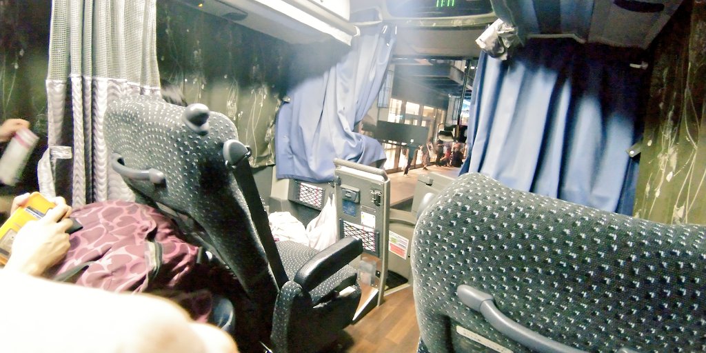 bisargento's tweet photo. 出撃完。
出発の1時間半前に車両��更のメールが来て乗車してみると元々は4列シートの車両だったのが3列シートのゆったり車両へと変更されたのが分かり。これはラッキーなパターン、当たりだったという事が分かりました🎯さくら高速バスさんありがとうございます👏 https://t.co/DtbbkYsJZk