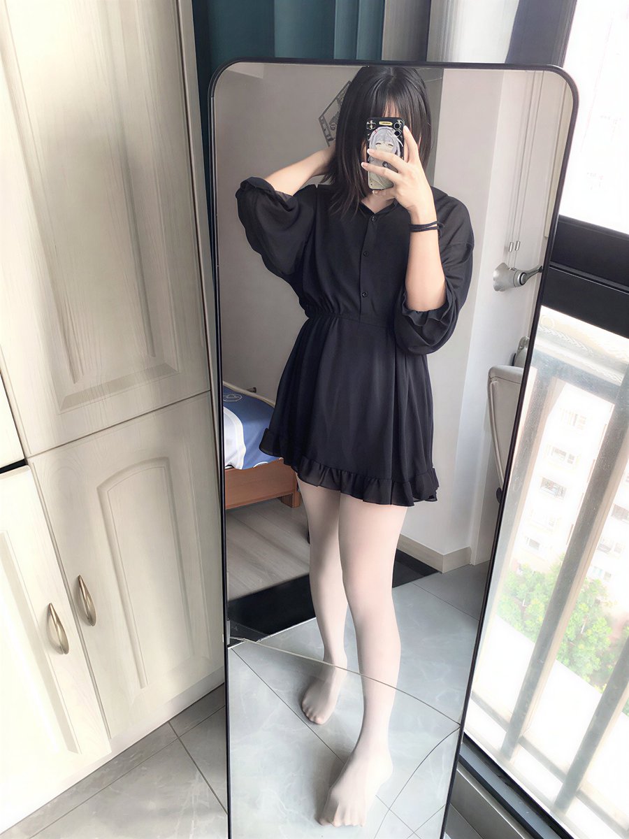 Ruoxiwww's tweet photo. 习惯性的喜欢黑长直发
刘海也喜欢留一些
这样会比较可爱
裤袜拍出来像白色的但是其实是灰色的 https://t.co/uNhROK6zmb