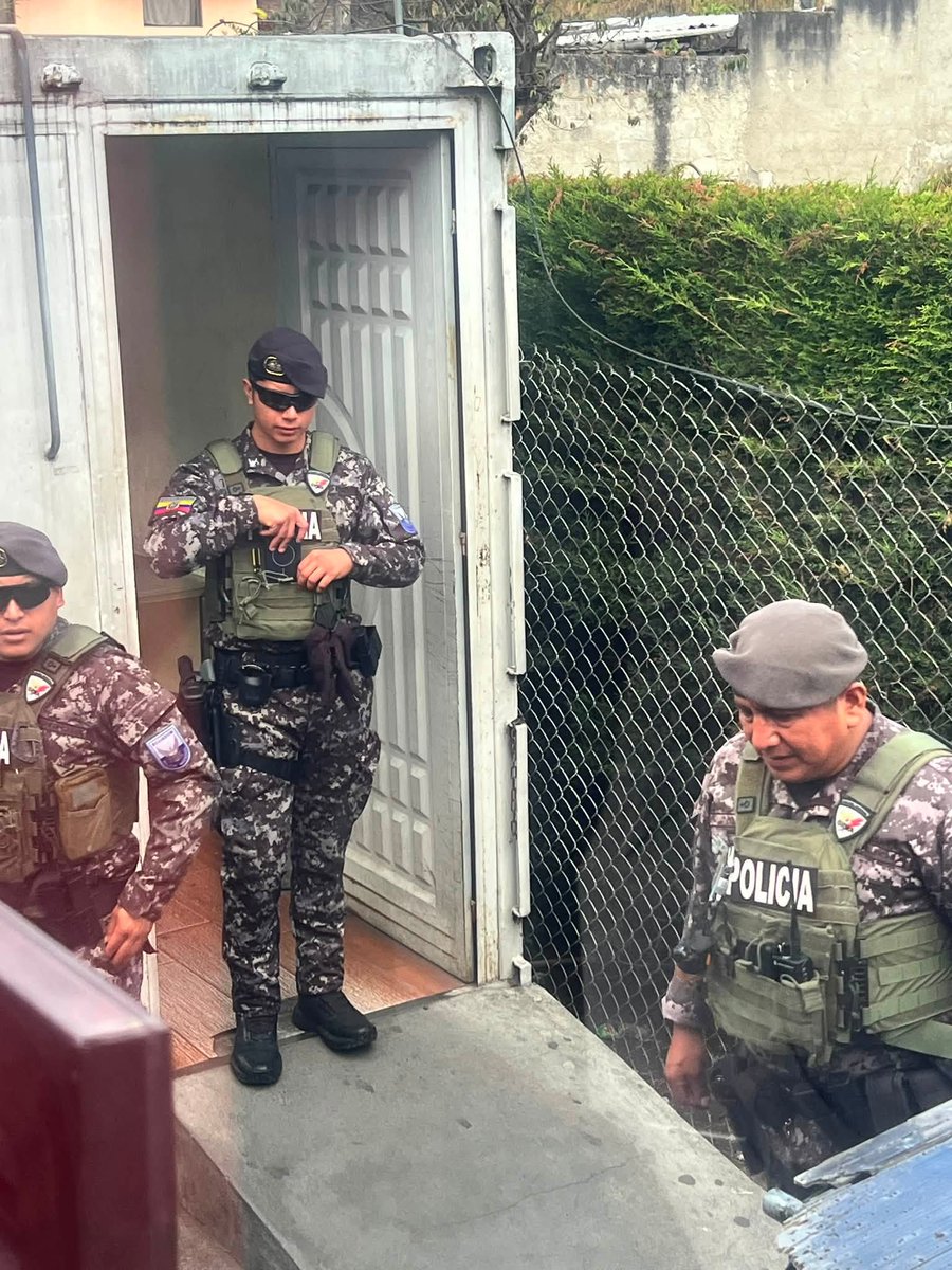 JRelativa's tweet photo. ¡Indignante! En la entrada a Tulcán, policías corruptos extorsionan a migrantes que viajan hacia Perú. Se aprovechan de su falta de papeles para quitarles lo poco que tienen al cruzar el país. ¿Hasta cuándo se tolerará a estos canallas con uniforme? https://t.co/x065t1vH0G