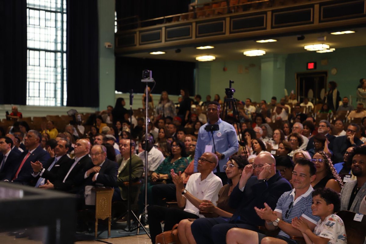 DarializaforNY's tweet photo. Nuestra cultura sigue cruzando fronteras. Me llena de orgullo ver el Festival del Libro y la Cultura Dominicana llenar de vida el George Washington Educational Campus. Porque cuando invertimos en nuestra cultura, invertimos en nuestra comunidad — y eso es lo que quiero para NY-13.