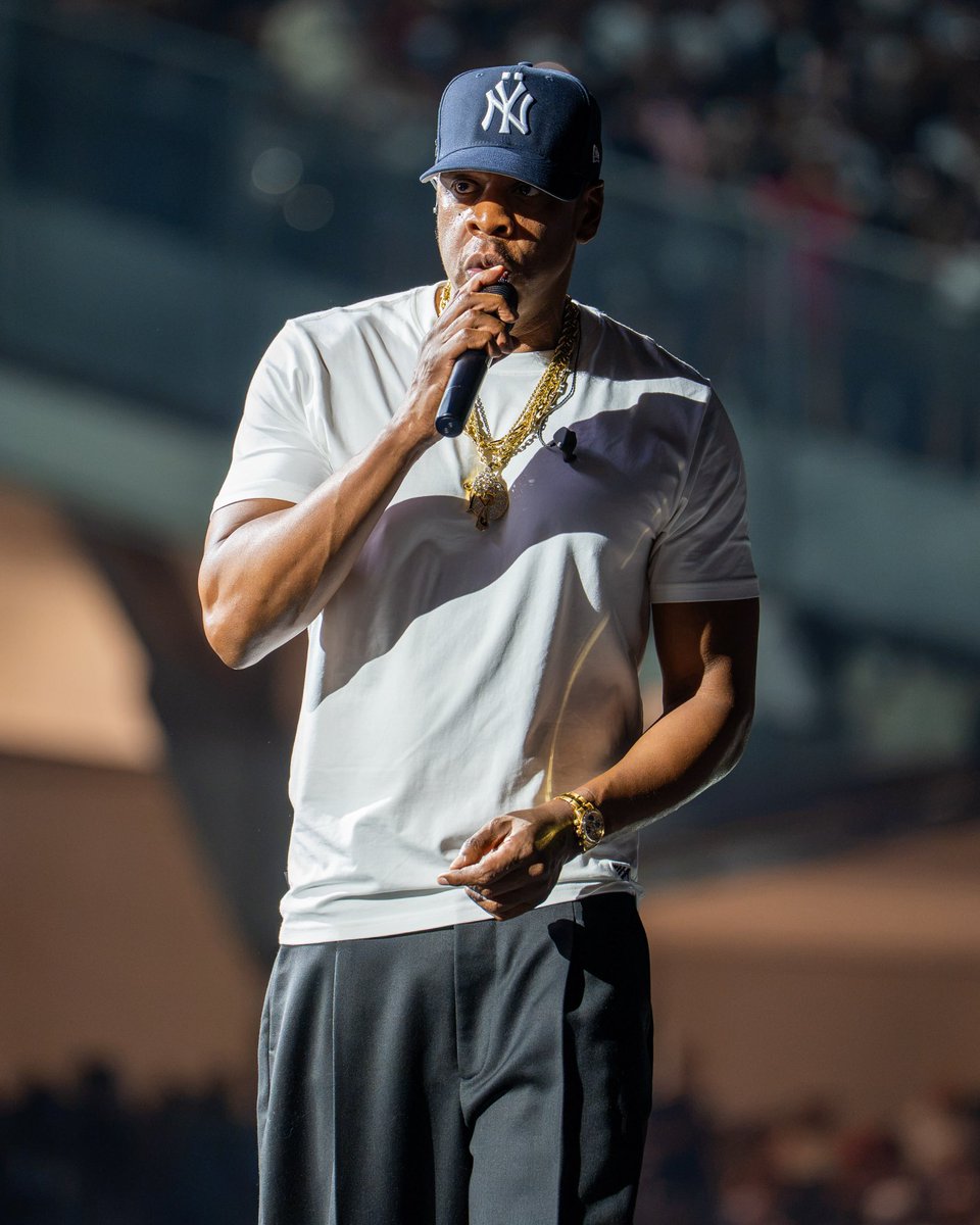 ComplexStyle's tweet photo. Jay-Z 🤝 rocking a rare timepiece 

For night one of his anniversary concerts, Jay-Z wore a rare Rolex Cosmograph Daytona 'Sultan of Oman' worth $7.5 million🥶 https://t.co/IN6TJDqT9E