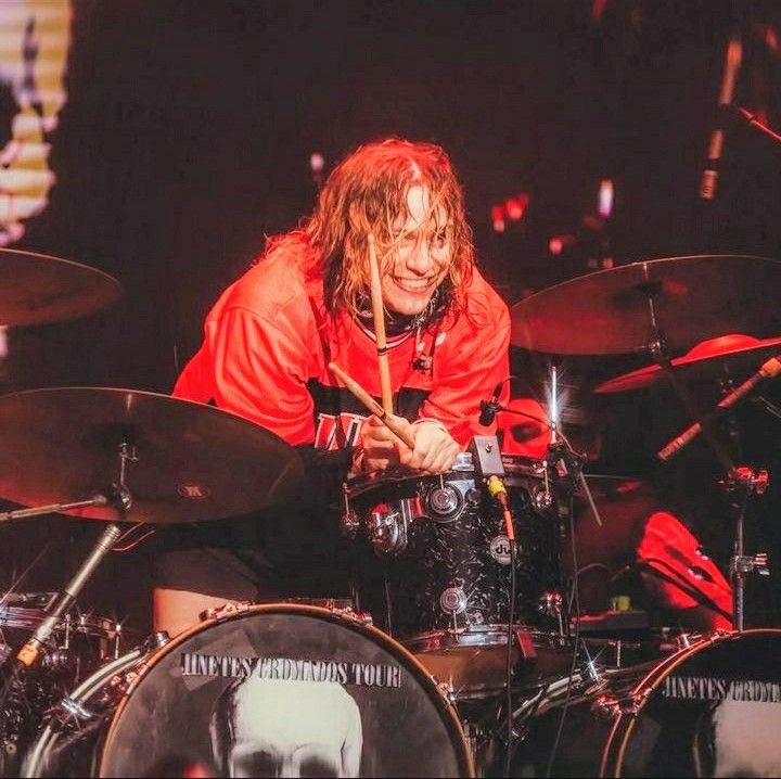 guadierbakera's tweet photo. feliz día del baterista argentino a estas dos bestias https://t.co/14v592yx7Q